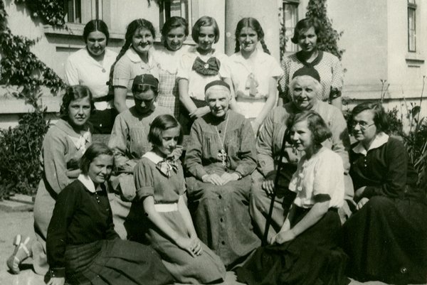 Z grupą młodzieży poznańskiej w Pniewach 1936